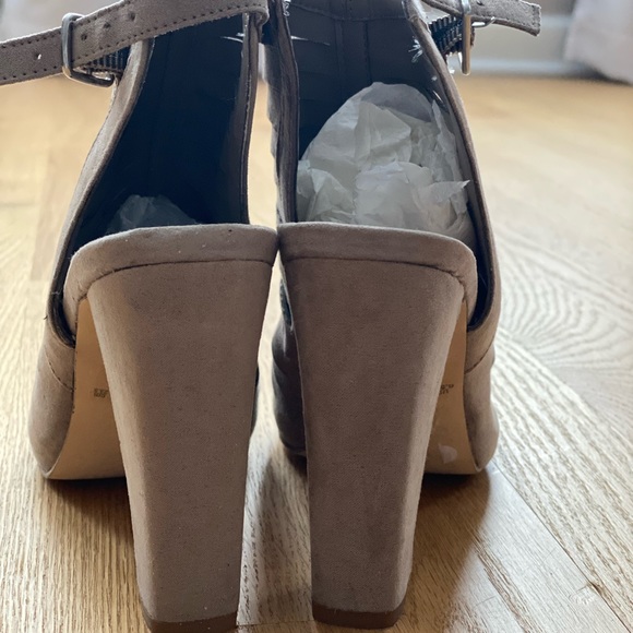 Cute and casual Faux suede sandal chunky 4inch heel. No tags but never worn. - Picture 2 of 4